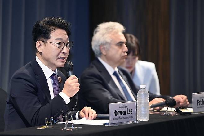 이호현 산업통상자원부 2차관이 27일 부산 해운대구 파라다이스호텔에서 파티 비롤 국제에너지기구(IEA) 사무총장과 공동 기자회견을 하고 있다. 2025.8.27 [산업통상자원부]