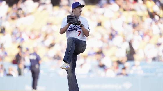 손흥민이 다저스타디움에서 생애 첫 야구 시구자로 나섰다. AP연합