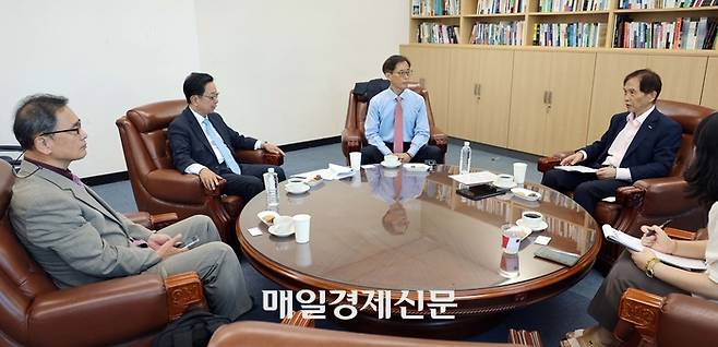 국내 지식재산권 전문가 4명이 매경미디어센터에서 한국의 지식재산권 제도 개선 방향을 모색했다. 왼쪽부터 노성열 한국지식재산기자협회장, 백만기 김앤장법률사무소 변리사, 정상조 서울대 법학전문대학원 교수, 이광형 국가지식재산위원회 위원장. [사진=한주형 기자]