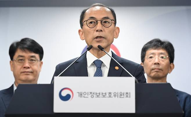 고학수 개인정보보호위원회 위원장이 28일 서울 종로구 정부서울청사에서 SK텔레콤 개인정보 유출사고 제재처분 의결과 관련해 브리핑하고 있다. [이충우 기자]