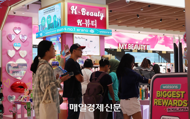 말레이시아 쿠알라룸푸르 TRX몰 왓슨스 매장모습. 입구에마련된 K뷰티 코너에 현지소비자들이 몰려있다. TRX몰은 쿠알라룸푸르에서 유명한 대형 쇼핑몰 중 하나다  2025.8.26 [이승환 기자]