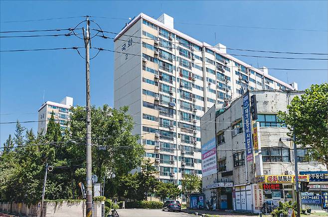 서울시가 준공업지역에 대한 개발 규제를 완화하면서 문래동 일대 정비사업이 다시 탄력받고 있다. 사진은 문래동3가에 있는 ‘문래국화(국화맨션)’. (윤관식 기자)