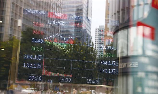 2025년 8월 중국 베이징 증권거래소 배경에 경제 데이터가 표시된 모습. 미국과 중국은 무역 휴전을 90일 더 연장했다. (EPA=연합뉴스)