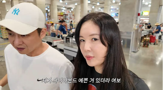 장영란이 남편의 씀씀이를 폭로하면서도 정작 본인은 다이아몬드에 눈독을 들여 웃음을 자아냈다.사진=장영란 유튜브 채널