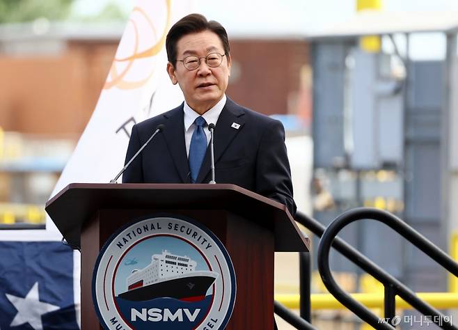 [필라델피아=뉴시스] 고범준 기자 = 이재명 대통령이 26일(현지 시간) 필라델피아 한화 필리조선소에서 열린 미국 해양청 발주 국가안보 다목적선 '스테이트 오브 메인'호의 명명식에서 축사를 하고 있다. 2025.08.27.
