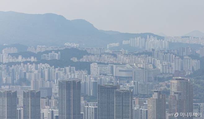 (서울=뉴스1) 이재명 기자 = 정부의 6·27 대출 규제 이후 두 달 동안 서울 부동산 매매시장은 뚜렷한 관망세에 들어섰다. 주택담보대출 한도가 6억 원으로 제한되자 치솟던 집값 상승률이 한풀 꺾이며, 매수자들이 추이를 지켜보는 분위기가 확산한 것이다.   다만 강남권을 포함한 핵심 입지를 노리는 유동 자금은 집값 상승을 부추기는 뇌관으로 작용할 수 있다. 시장 안정을 위해선 수요자 눈높이에 맞는 입지와 물량을 갖춘 공급 대책이 필수라는 지적이 많다.  사진은 25일 서울 아파트 단지 모습. 2025.8.25/뉴스1  Copyright (C) 뉴스1. All rights reserved. 무단 전재 및 재배포,  AI학습 이용 금지. /사진=(서울=뉴스1) 이재명 기자