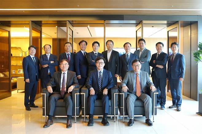 왼쪽부터 반시계 방향으로 이민걸 대표변호사(전 부장판사), 박광온 고문(전 민주당 원내대표), 조성욱 대표변호사(전 대전고검 검사장), 김근호 변호사(전 방위사업청 행정사무관), 조용태 고문(전 중앙행정기관), 홍정석 팀장(전 공정거래위원회 할부거래과장), 변경석 고문(전 중앙행정기관), 주민석 변호사(전 금융위원회 사무관), 김성호 변호사(현 국토교통부 중앙건설기술심의위원), 박장호 고문(전 국무총리실 개발협력정책관), 송병철 고문(국회 외교통일위원회 수석전문위원), 박재현 고문(전 매일경제 편집국장), 박삼근 변호사(전 삼성전자서비스 법무팀장)/사진=법무법인 화우