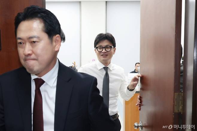 [서울=뉴시스] 고승민 기자 = 한동훈 국민의힘 대표가 11일 서울 여의도 국회 당대표실에서 회의를 하던 중 잠시 문을 열어 장동혁 등 의원들을 배웅하고 있다. 2024.12.11. kkssmm99@newsis.com /사진=고승민