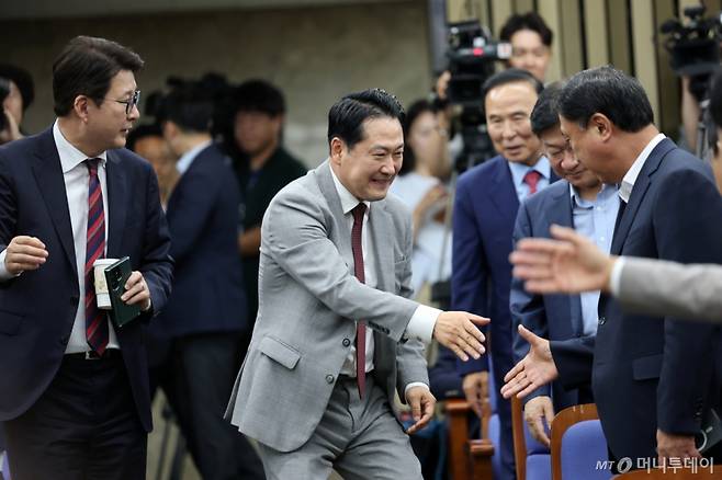 (서울=뉴스1) 이승배 기자 = 장동혁 국민의힘 대표가 27일 오후 서울 여의도 국회에서 열린 의원총회에서 의원들과 인사하고 있다. 2025.8.27/뉴스1  Copyright (C) 뉴스1. All rights reserved. 무단 전재 및 재배포,  AI학습 이용 금지. /사진=(서울=뉴스1) 이승배 기자