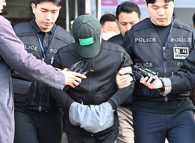 부모와 처자식 등 일가족 5명을 살해한 혐의로 구속된 가장 이모씨가 지난 4월 24일 경기 용인동부경찰서 유치장을 나와 검찰로 송치되고 있다. /사진=뉴시스