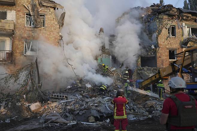 28일(현지시간) 우크라이나 키이우에서 소방관들이 러시아의 공습을 받은 건물 화재를 진화하고 있다. /AP=뉴시스