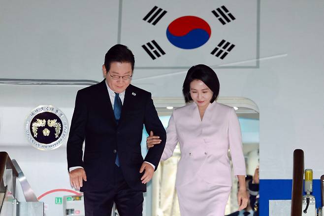 이재명 대통령이 한일, 한미 정상회담을 마치고 귀국했다. 사진은 28일 일본과 미국 순방을 마치고 경기 성남 서울공항에 도착한 이재명 대통령(왼쪽)과 김해경 여사의 모습. /사진-뉴시스