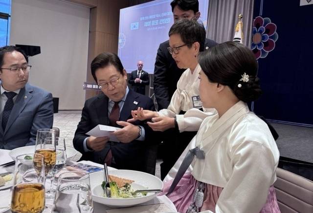 지난 24일(현지시간) 미국 워싱턴DC에서 열린 동포간담회에 참석한 이재명 대통령에  미주한인봉사교육단체협의회 나눔터 최인혜 사무총장이 편지를 전달하고 있다. 연합뉴스