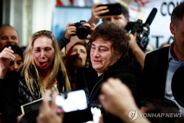 하비에르 밀레이(오른쪽) 아르헨티나 대통령과 여동생 카리나 비서실장의 모습. 로이터 ·연합뉴스