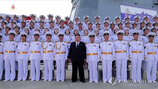 북한 김정은 국무위원장이 지난 6월12일 라진조선소에서 열린 해군 구축함 진수기념식에서 구축함에 복무하게 될 지휘관, 해병들과 함께 기념촬영했다고 조선중앙TV가 다음날 보도했다.조선중앙TV화면 캡처