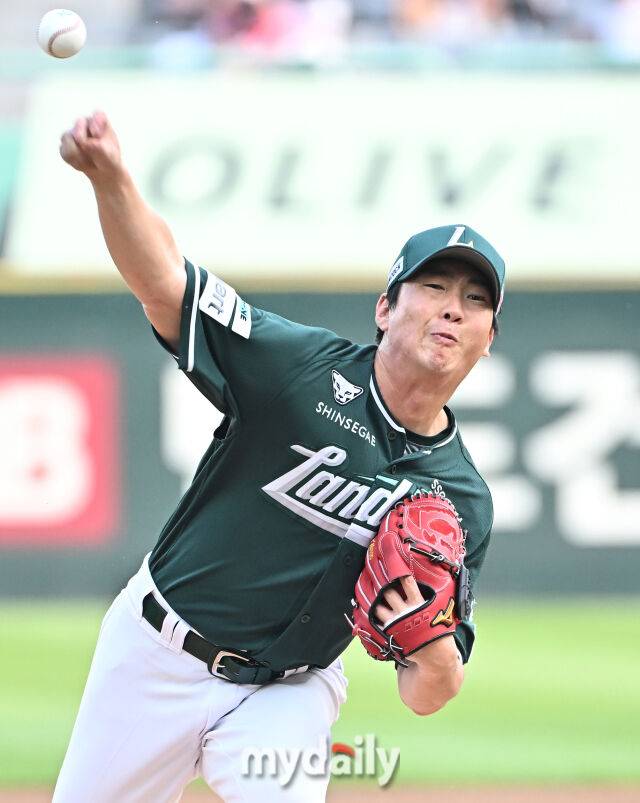 27일 오후 인천광역시 문학동 SSG랜더스필드에서 진행된 '2025 프로야구 KBO리그' SSG랜더스와 한화이글스의 경기. SSG 문승원이 선발등판해 역투하고 있다./마이데일리