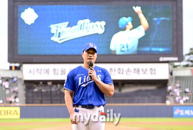 2025년 8월 28일 오후 서울 잠실구장에서 열린 '2025 신한 SOL뱅크 KBO 리그' 삼성 라이온즈와 두산 베어스의 경기삼성 오승환이 은퇴투어에서 팬들에게 인사하고 있다./잠실=유진형 기자
