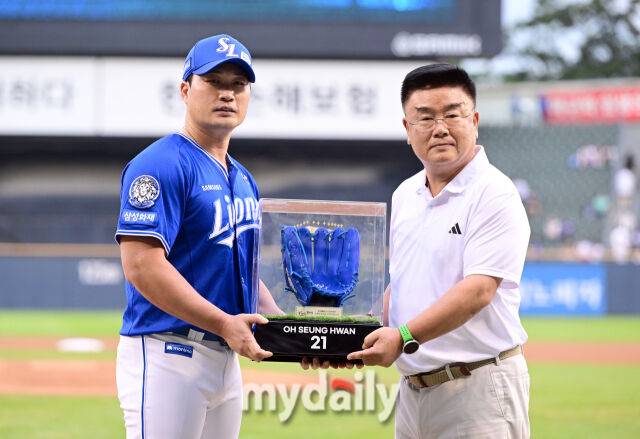 2025년 8월 28일 오후 서울 잠실구장에서 열린 '2025 신한 SOL뱅크 KBO 리그' 삼성 라이온즈와 두산 베어스의 경기삼성 오승환과 은퇴투어에서 두산 김태룡 단장에게 푸른 글러브를 선물하고 있다./잠실=유진형 기자