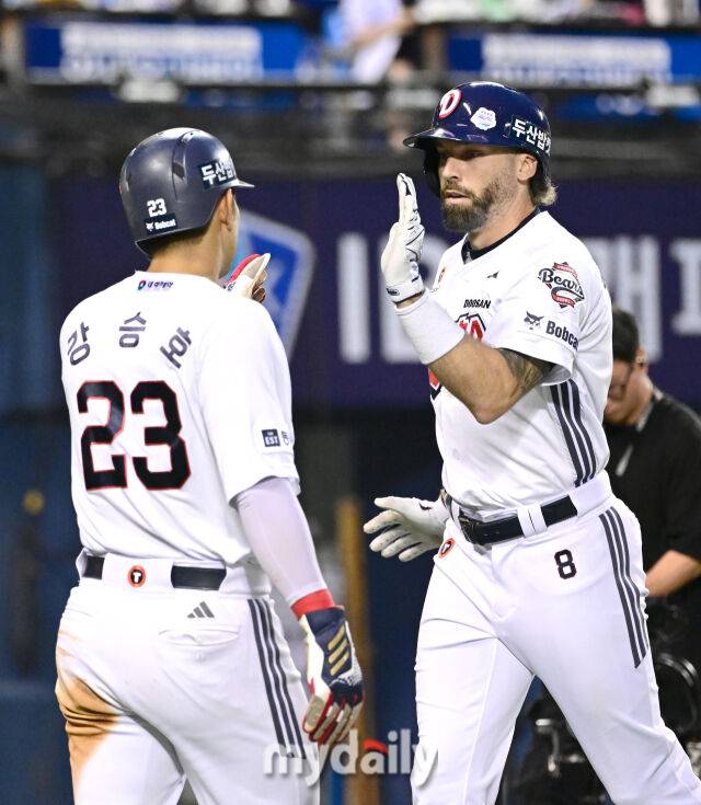 2025년 8월 28일 오후 서울 잠실구장에서 열린 '2025 신한 SOL뱅크 KBO 리그' 삼성 라이온즈와 두산 베어스의 경기두산 케이브가 2회말 2사 1루서 2점 홈런을 친 뒤 강승호의 축하를 받고 있다./잠실=유진형 기자