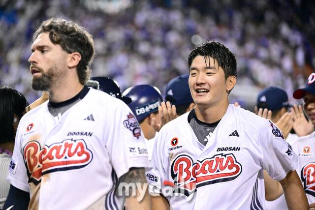 2025년 8월 28일 오후 서울 잠실구장에서 열린 '2025 신한 SOL뱅크 KBO 리그' 삼성 라이온즈와 두산 베어스의 경기두산 안재석이 연장 10회말 2사 1.2루서 끝내기 안타를 치며 7-6으로 승리한 뒤 기뻐하고 있다./잠실=유진형 기자