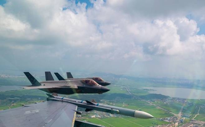 한반도 유사시 방어를 위한 한미 연합군사훈련인 ‘을지 자유의 방패’(UFS) 연습이 28일 종료됐다. UFS 연습 기간 군산 공군기지에서 실시된 훈련 중 제421전투비행대대에 배치된 미 공군 F-35A가 35전투비행대대 F-16과 함께 비행하고 있습니다. [한미연합사 제공]