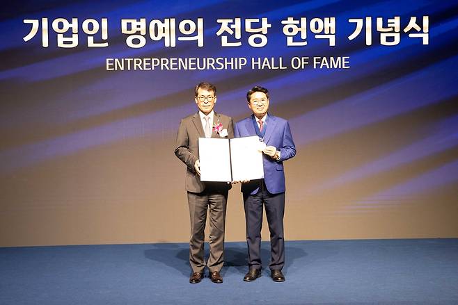 김성태(왼쪽) IBK기업은행장과 박동석 산일전기 회장이 지난 27일 ‘2025년 기업인 명예의 전당 헌액식’에서 기념촬영하고 있다.   [IBK기업은행 제공]