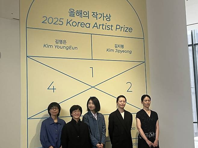 ‘올해의 작가상 2025’ 후원작가로 선정된 언메이크랩(왼쪽부터 최빛나, 송수연), 임영주, 김영은, 김지평 작가가 28일 서울 종로구 국립현대미술관 서울에서 기념촬영을 하고 있다. [김현경 기자]