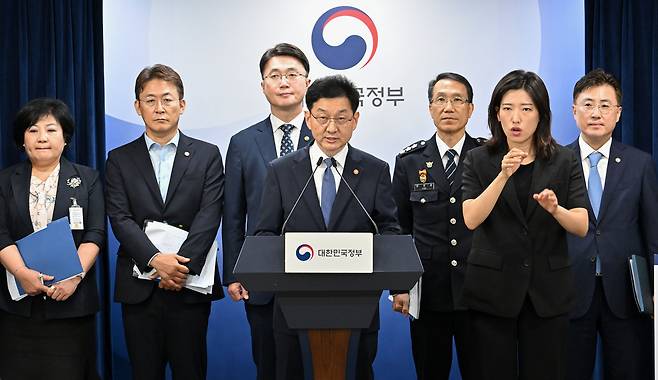 윤창렬 국무조정실장이 28일 오전 서울 종로구 정부서울청사에서 보이스피싱 근절대책 합동브리핑을 하고 있다. 이날 정부는 ‘범정부 보이스피싱 대응 TF’ 회의를 통해 기존의 개별기관 중심 사후대응 방식을 넘어, 예방적·선제적 대응과 유관기관 통합적 협력체계를 중심으로 하는 종합대책을 마련했다. [헤럴드DB]