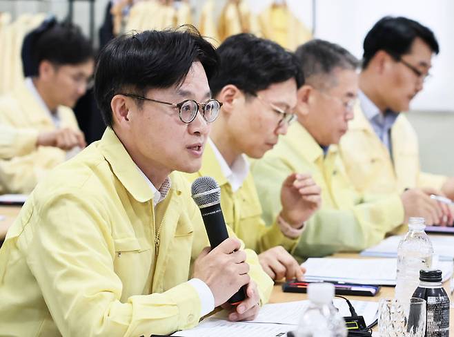 [서울=뉴시스] 김근수 기자 = 김정관 산업통상자원부 장관이 5일 경기 가평군 소재 신가평변환에서 김동철 한국전력공사 사장, 김동섭 한국석유공사 사장, 최연혜 한국가스공사 사장, 황주호 한국수력원자력 사장을 비롯한 발전5개사(한국중부발전, 한국서부발전, 한국남부발전, 한국동서발전, 한국남동발전) 사장단이 참석한 가운데 에너지공기업 간담회를 하고 있다. (사진= 산업통상자원부 제공) 2025.08.05. photo@newsis.com *재판매 및 DB 금지