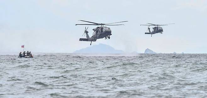 [서울=뉴시스] 육군특수전사령부는 2025년 UFS/TIGER의 일환으로 지난 25일부터 27일까지 충남 태안 안면도 해상훈련장 일대에서 '한미연합 해상침투훈련'을 실시했다.한미연합 특수작전능력 강화를 위해 실시된 이번 훈련에는 한미 장병 40여 명과 미측 F-16전투기 및 UH-60헬기 등이 투입되었다. 사진은 목표 해상에 도착한 특전대원들이 헬기에서 이탈하고 있는 모습. (사진=육군 제공) 2025.08.28. photo@newsis.com *재판매 및 DB 금지