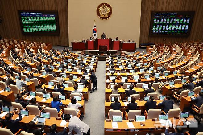 [서울=뉴시스] 김금보 기자 = 24일 오전 서울 여의도 국회에서 열린 제428회 국회(임시회) 제2차 본회의에서 노동조합 및 노동관계조정법 일부개정법률안(대안)이 더불어민주당 주도로 통과되고 있다. 2025.08.24. kgb@newsis.com