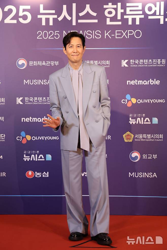 [서울=뉴시스] 조성우 기자 = 배우 이정재가 28일 서울 중구 롯데호텔에서 열린 제7회 뉴시스 한류엑스포(2025 K-엑스포) 포토월 행사에서 포즈를 취하고 있다. 2025.08.28. xconfind@newsis.com