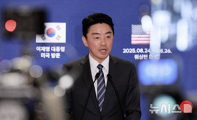 [워싱턴=뉴시스] 고범준 기자 = 강훈식 비서실장이 25일(현지 시간) 미국 워싱턴D.C 프레스센터 내 중앙기자실에서 한미 정상회담 관련 브리핑을 하고 있다. 2025.08.26. bjko@newsis.com