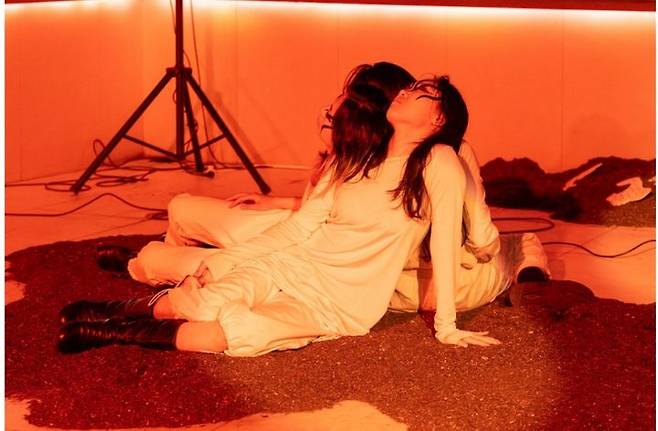 Ru Kim, a fist is a fist is a fist : Ignition, 2024. Performance. Courtesy of the artist. c Ru Kim *재판매 및 DB 금지