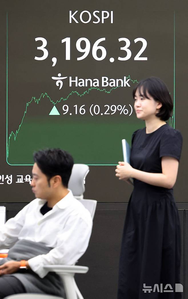 [서울=뉴시스] 배훈식 기자 = 28일 오후 서울 중구 하나은행 딜링룸 전광판에 코스피가 전 거래일 보다 9.16 포인트(0.29%) 오른 3196.32포인트를 나타내고 있다. 2025.08.28. dahora83@newsis.com