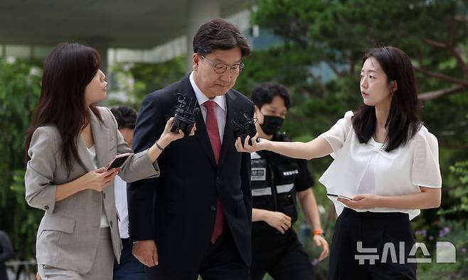 [서울=뉴시스] 김선웅 기자 = 권성동 국민의힘 의원이 통일교 청탁 의혹과 관련해 지난 27일 서울 종로구 김건희특검팀에 피의자 신분으로 조사를 받기 위해 출석하고 있다. 2025.08.27. mangusta@newsis.com