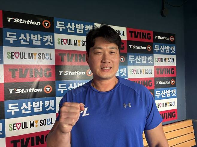 [서울=뉴시스]신유림 기자=프로야구 삼성 라이온즈의 오승환이 첫 은퇴 투어를 하루 앞둔 27일 2025 신한 쏠뱅크 두산과의 경기를 앞두고 더그아웃에서 취재진을 만나 인터뷰를 진행한 뒤 환하게 웃고 있다. 2025.08.27. spicy@newsis.com *재판매 및 DB 금지