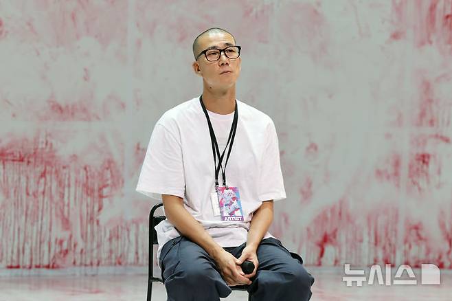 [서울=뉴시스] 박진희 기자 = 김성훈댄스프로젝트 대표이자 안무가인 김성훈이 28일 서울 종로구 세종문화회관 s씨어터에서 김성훈 on Sync Next 25 'pink' 기자간담회를 하고 있다. 이번 공연 'pink'는 연극 '아르토 기법(잔혹 연극)'에서 접근한 창작물이다. 2025.08.28. pak7130@newsis.com