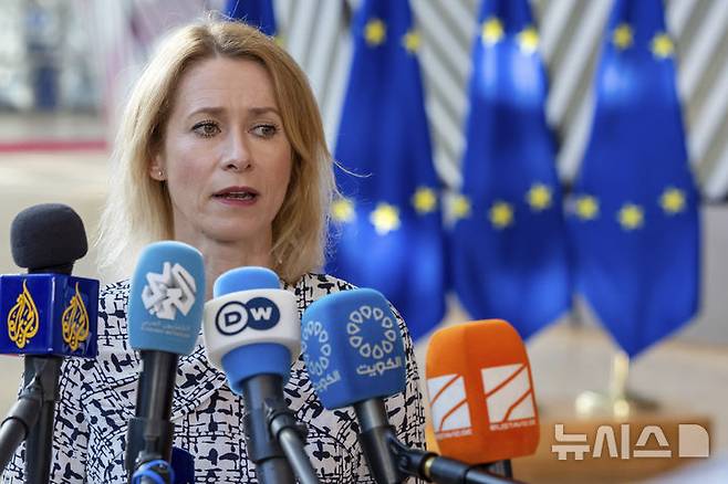 [브뤼셀=AP/뉴시스]카야 칼라스 유럽연합(EU) 외교안보 고위대표가 7월15일 벨기에 브뤼셀 EU 이사회 건물에서 열린 EU 외무장관 회의에 참석하면서 취재진들과 대화하고 있다. EU 집행위원회는 28일 새벽 우크라이나 수도 키이우의 EU 대표부 건물이 러시아의 공습을 받은 것과 관련, 브뤼셀의 EU 주재 러시아 대사를 소환할 것이라고 밝혔다. 2025.08.28.