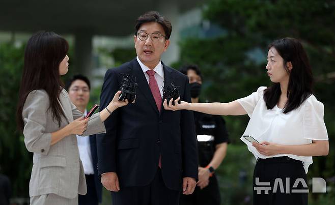 [서울=뉴시스] 김선웅 기자 = 권성동 국민의힘 의원이 통일교 청탁 의혹과 관련해 27일 서울 종로구 김건희특검팀에 피의자 신분으로 조사를 받기 위해 출석하고 있다. 2025.08.27. mangusta@newsis.com