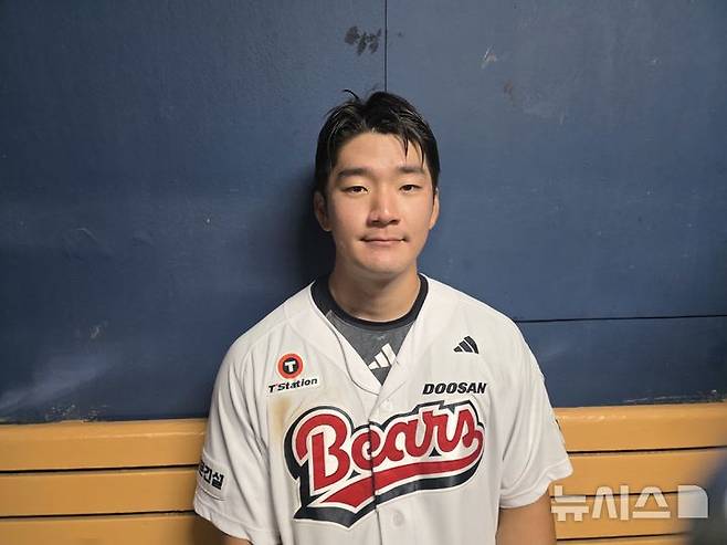 [서울=뉴시스] 김희준 기자 = 프로야구 두산 베어스의 안재석이 28일 잠실구장에서 벌어진 삼성 라이온즈와의 경기에서 연장 10회말 끝내기 안타를 친 뒤 인터뷰를 하고 있다. 2025.08.28jinxijun@newsis.com