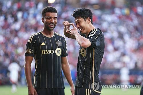 찰칵 세리머니를 펼치는 손흥민 [Getty Images via AFP=연합뉴스]