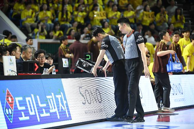 비디오판독 중인 심판. KBL 제공