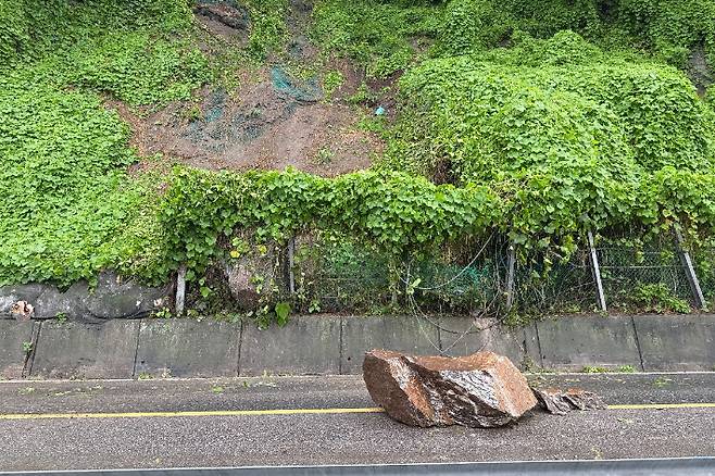지난 8월 14일 강원 춘천시 서면 덕두원리의 한 도로에 낙석이 발생했다. 강원소방본부 제공