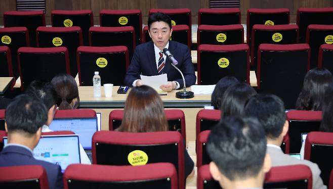 강훈식 비서실장이 28일 용산 대통령실에서 한미 정상회담 결과 등을 설명하는 기자간담회를 하고 있다. 연합뉴스