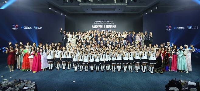 경주 라한호텔 컨벤션홀에서 열린 '2025 APEC 문화산업고위급대화' 환송만찬 참석자들이 기념촬영을 하고 있다. 경북도 제공