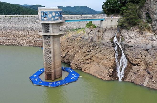 28일 강릉 남대천 하류에서 관을 통해 끌어 올린 물이 주 상수원인 오봉저수지로 유입되고 있는 모습. 연합뉴스