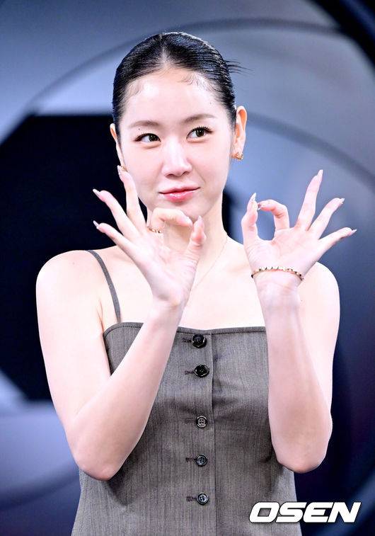 [OSEN=최규한 기자] 11일 오후 경기도 고양시 MBC 드림센터 녹화 스튜디오에서 MBC에브리원 ‘히든아이’ 1주년 기자간담회가 열렸다.‘히든아이’는 CCTV, 바디캠, 블랙박스 등 다양한 영상을 통해 사건, 사고를 분석하는 범죄 분석 코멘터리 쇼이다.가수 소유가 포토타임을 하고 있다. 2025.08.11 / dreamer@osen.co.kr