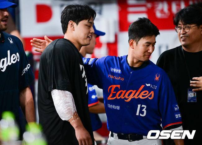 [OSEN=고척, 박준형 기자] 프로야구 한화 이글스가 부상에서 돌아온 문동주의 데뷔 첫 10승 호투에 힘입어 4연승을 달렸다. 고척 원정에서 8전 전승 행진까지 이어갔다.한화는 27일 서울 고척스카이돔에서 열린 2025 신한 SOL Bank KBO리그 키움 히어로즈와의 원정경기를 3-1로 승리했다.&nbsp;경기종료 후 데뷔 첫 10승 달성한 한화 문동주가 최재훈 포수의 축하를 받고 있다. .  2025.08.27 / soul1014@osen.co.kr