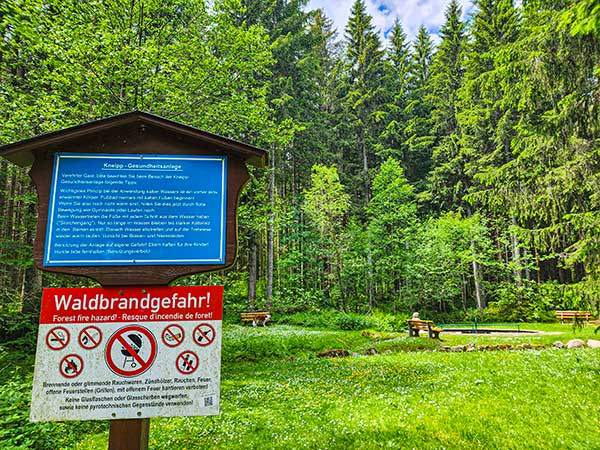 크나이프kneipp 자연치유. 슈바르츠발트국립공원의 검은 숲에서 맨발로 걷거나 냉수마찰로 건강을 유지하라는 파란색 안내판. 아래는 산불조심 안내판. 크나이프 요법은 물과 식물을 이용한 치유, 자연식품 섭취, 활발한 신체활동, 몸과 마음의 조화를 통해 건강을 추구하는 치유법이다.